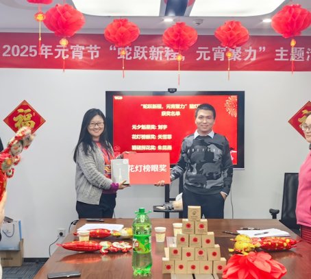 桌子上放滿了不同類型的海報(bào)

AI 生成的內(nèi)容可能不正確。
